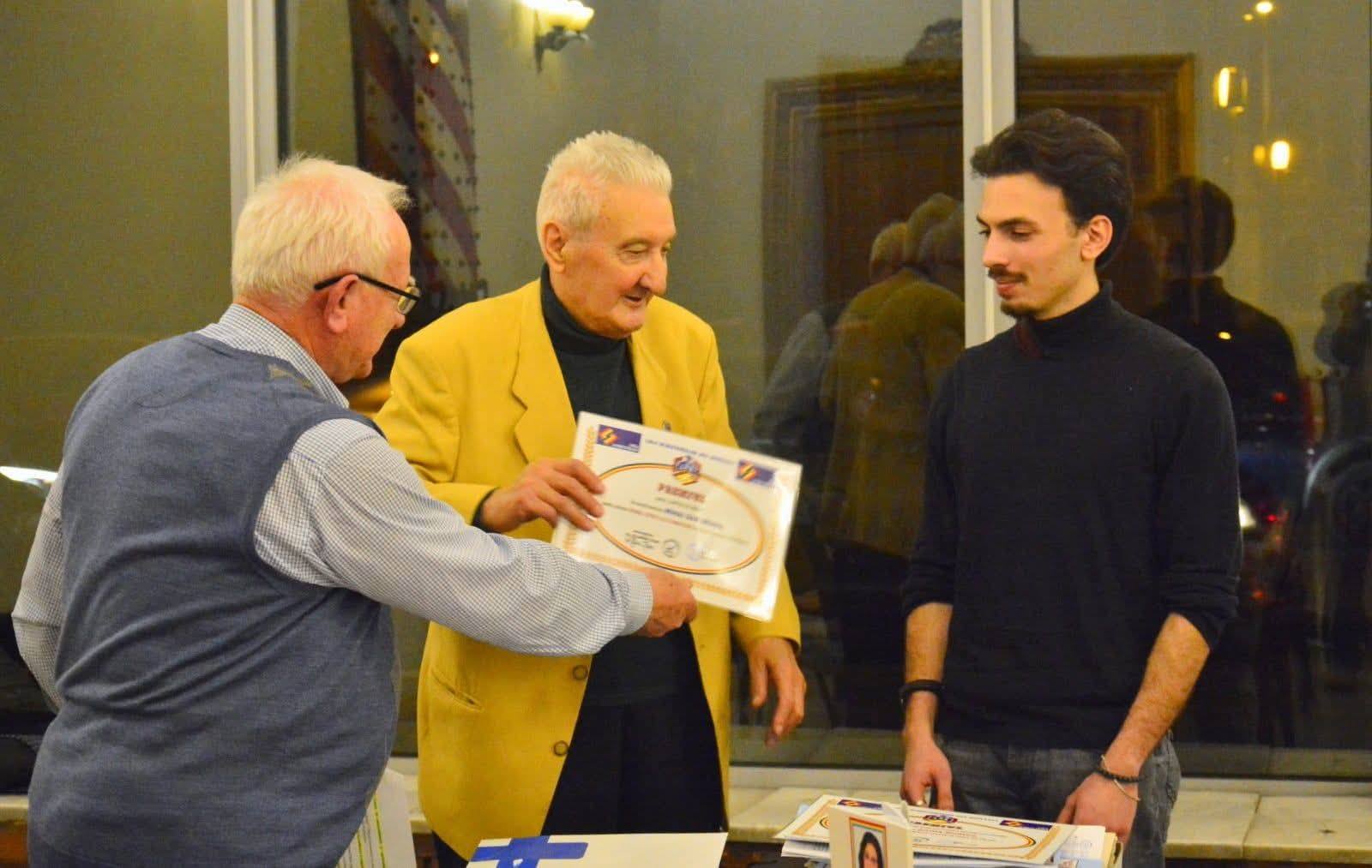 O carte de debut premiată și de unde o iei